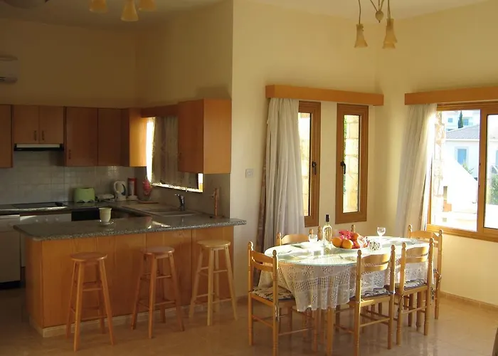 Pergia Latchi Πόλη