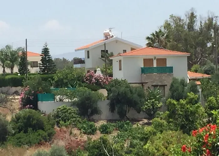 Pergia Latchi Πόλη